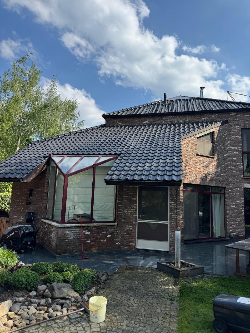 Dak na reiniging en coating: pannen blinken weer als nieuw